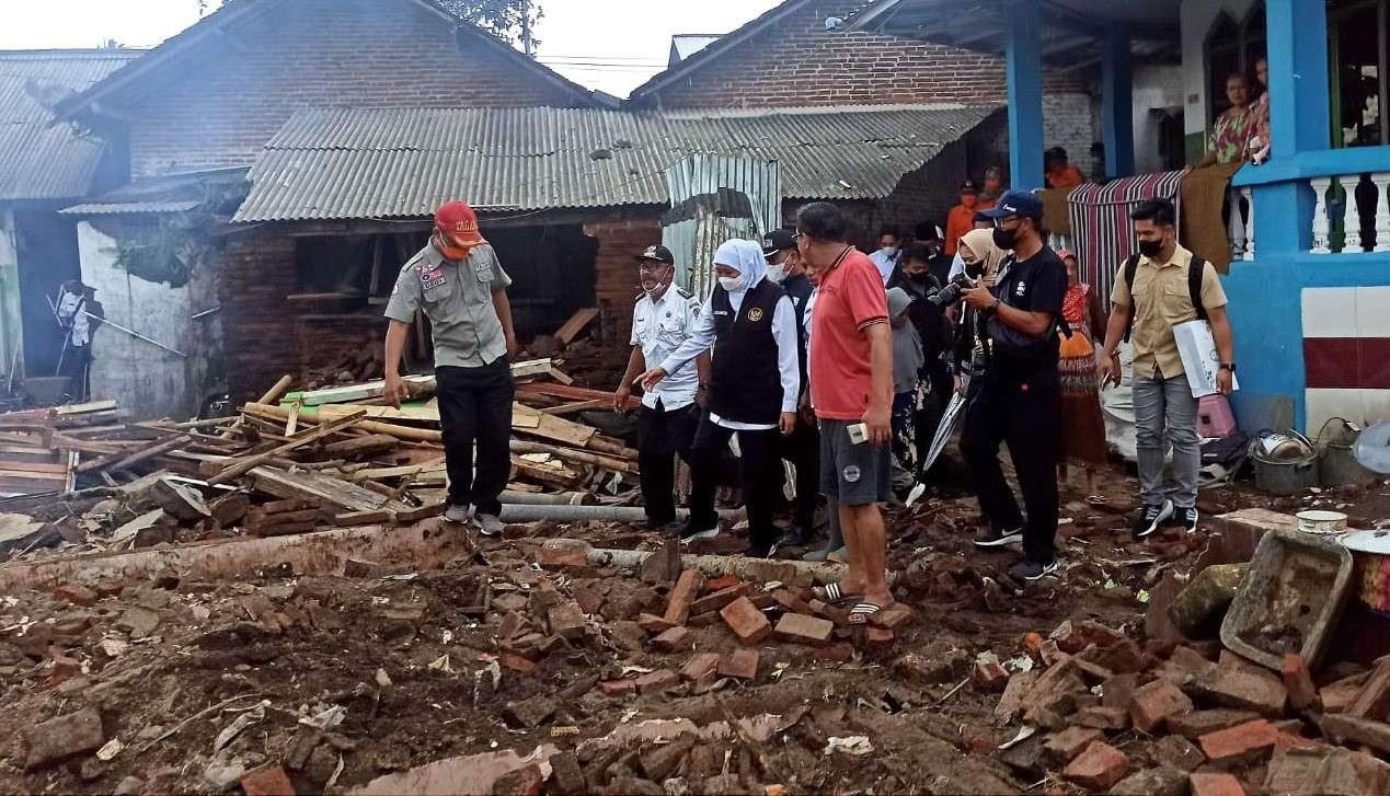 Gubernur Jawa Timur Khofifah Indar Parawansa meninjau puing-puing rumah warga di Desa Kalibaruwetan yang hanyut diterjang banjir bandang. (Foto: Muh Hujaini/Ngopibareng.id)
