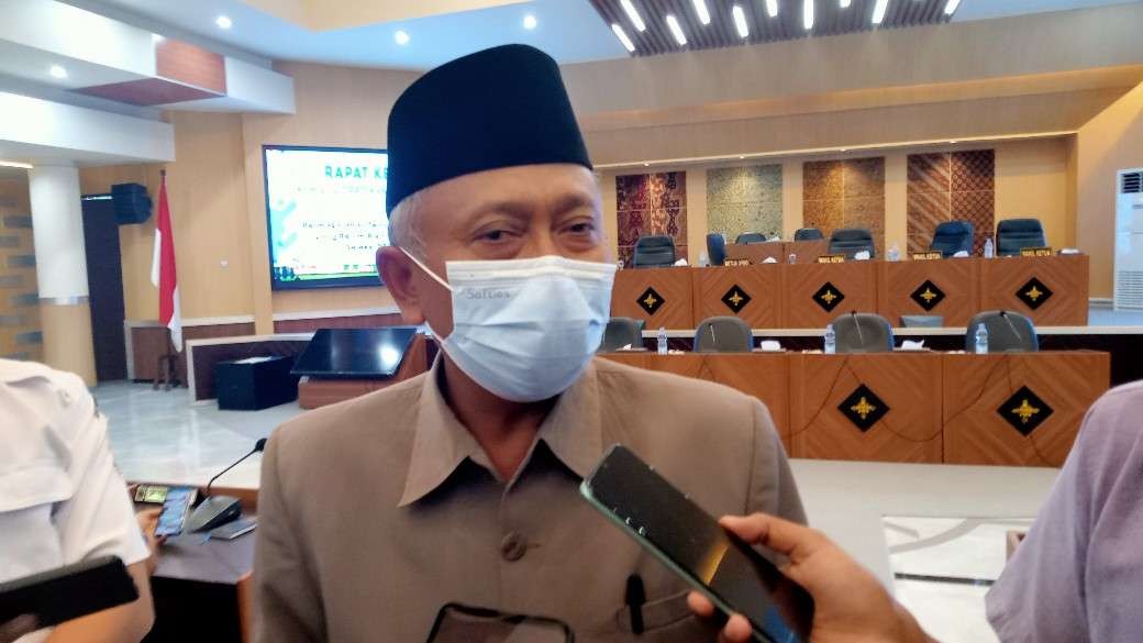 Ketua DPRD Kabupaten Tuban Miyadi saat memberikan keterangan kepada wartawan usai rapat paripurna (Foto: Khoirul Huda/Ngopibareng.id)