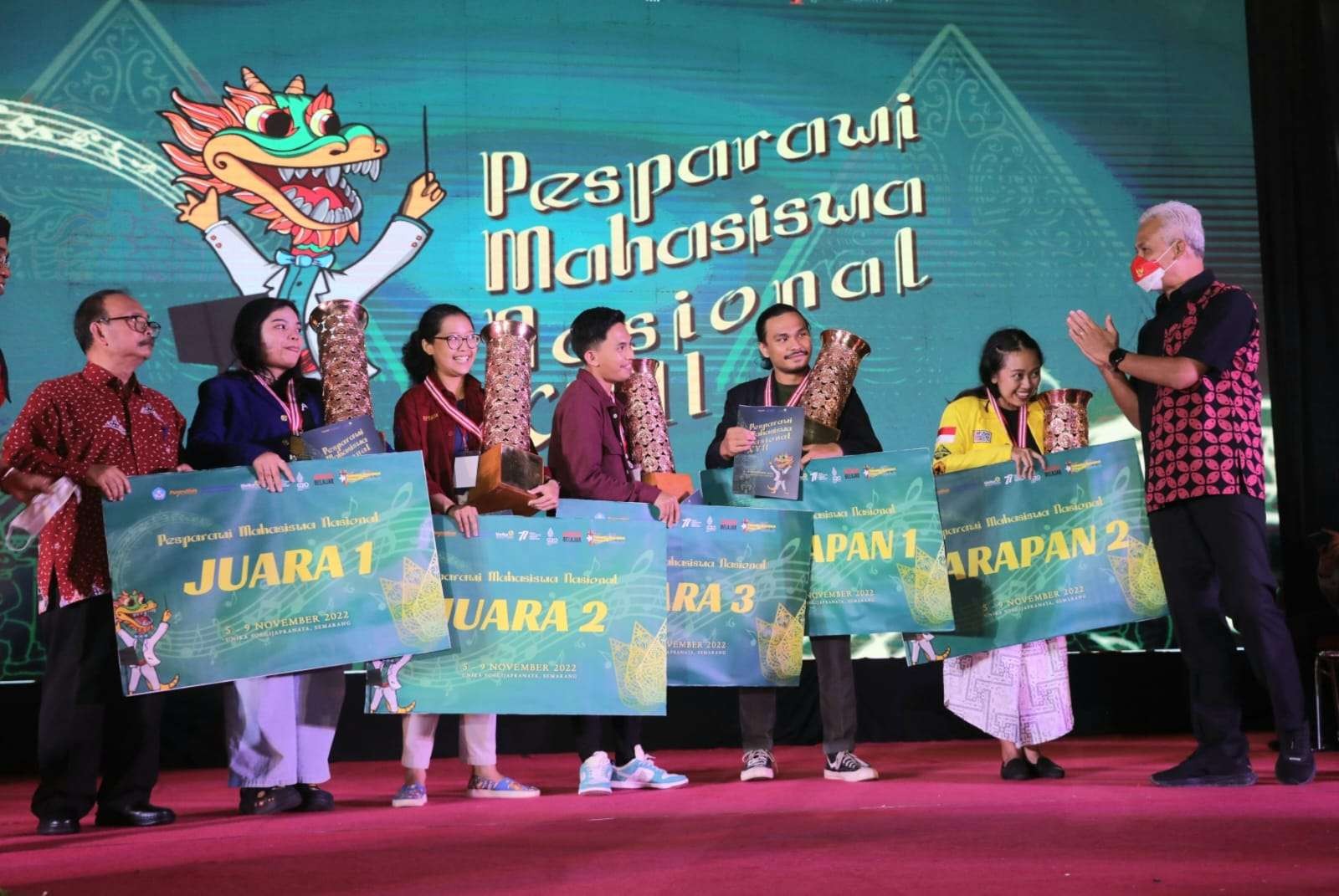 Gubernur Ganjar resmi menutup ajang Pesparawi Mahasiswa Nasional XXIV. (Foto: Dokumentasi Jateng)