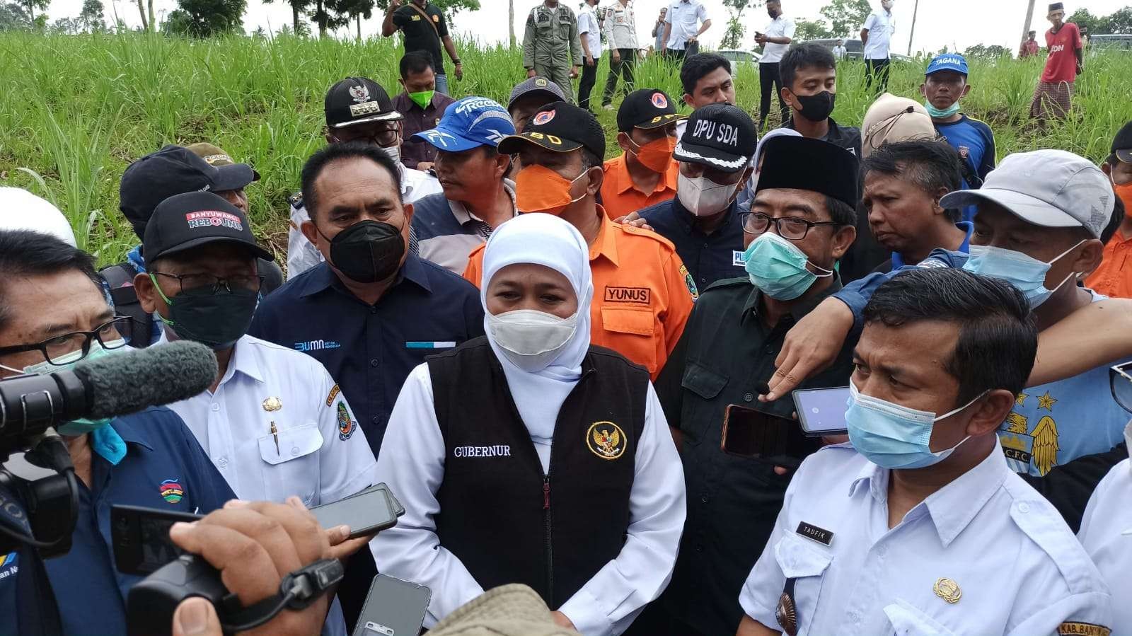 Gubernur Jawa Timur Khofifah Indar Parawansa saat mengunjungi lokasi lahan untuk relokasi korban banjir Kalibaru, Banyuwangi (Foto: Muh Hujaini/Ngopibareng.id)