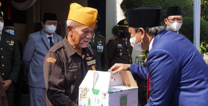Gus Irsyad beri bingkisan kepada para veteran di Hari Pahlawan 2022. (Foto: Humas Kab. Pasuruan)