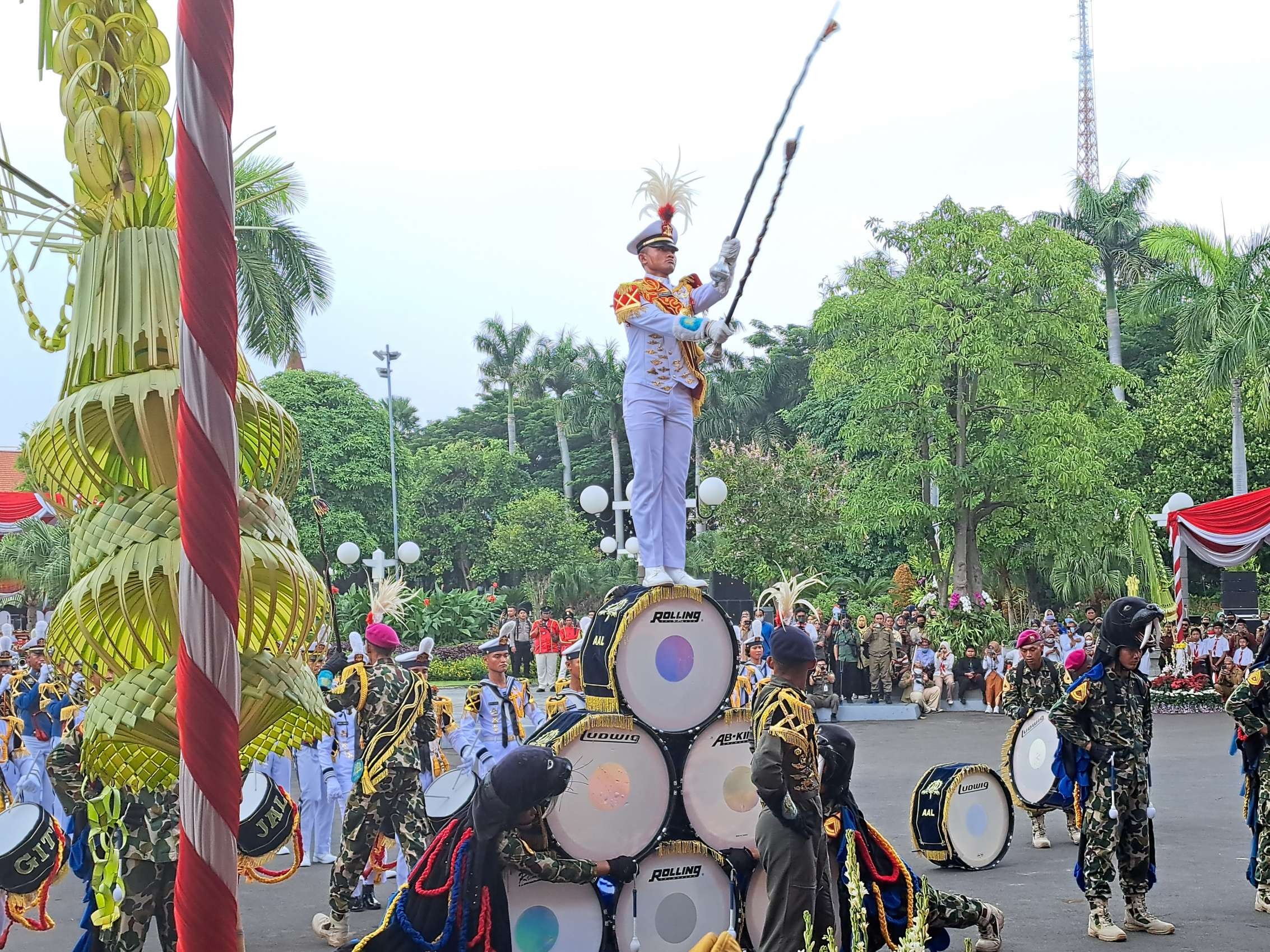 Pertunjukan drum band dari TNI AL turut meneriahkan upacara Hari Pahlawan di Balai Kota Surabaya, Kamis, 10 November 2022. (Foto: Pita Sari/Ngopibareng.id)
