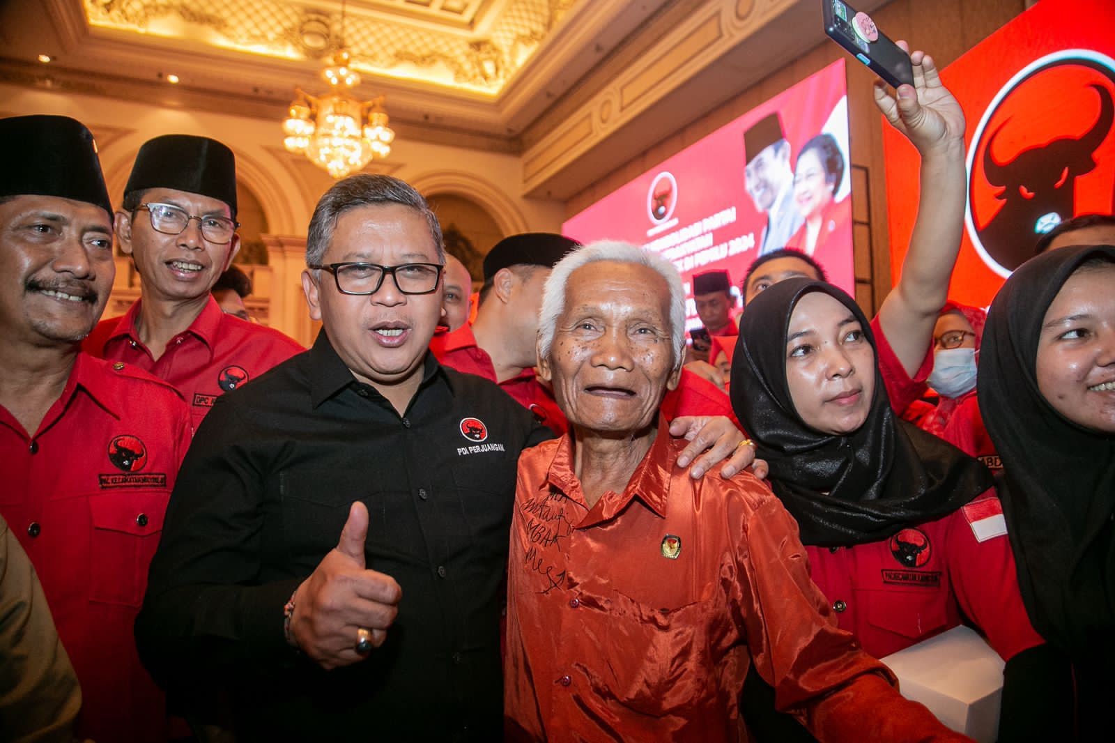 Sekjen DPP PDIP Hasto Kristiyanto dan para kader konsolidasi partai menjelang Pemilu 2024. (Foto: Dokumen DPC PDI Perjuangan Surabaya)