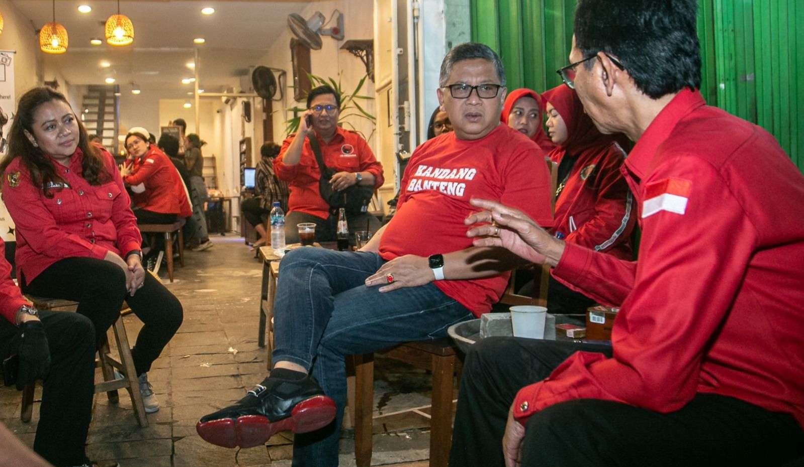 Sekjen PDIP Surabaya Hasto Kristiyanto saat nongkrong di salah satu tempat kuliner di Surabaya. (Foto: dok PDiP Kota Surabaya)