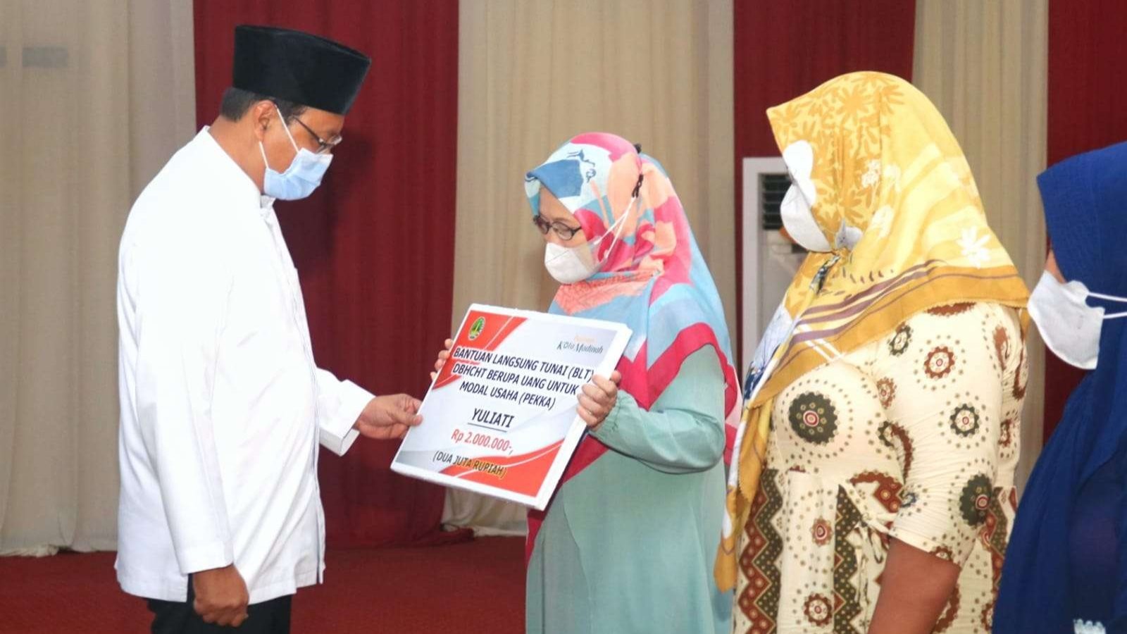 Walikota Pasuruan Saifullah Yusuf menyerahkan bantuan sosial untuk para ibu yang menjadi kepala keluarga dan buruh pabrik rokok. (Foto: Kominfo Kota Pasuruan)