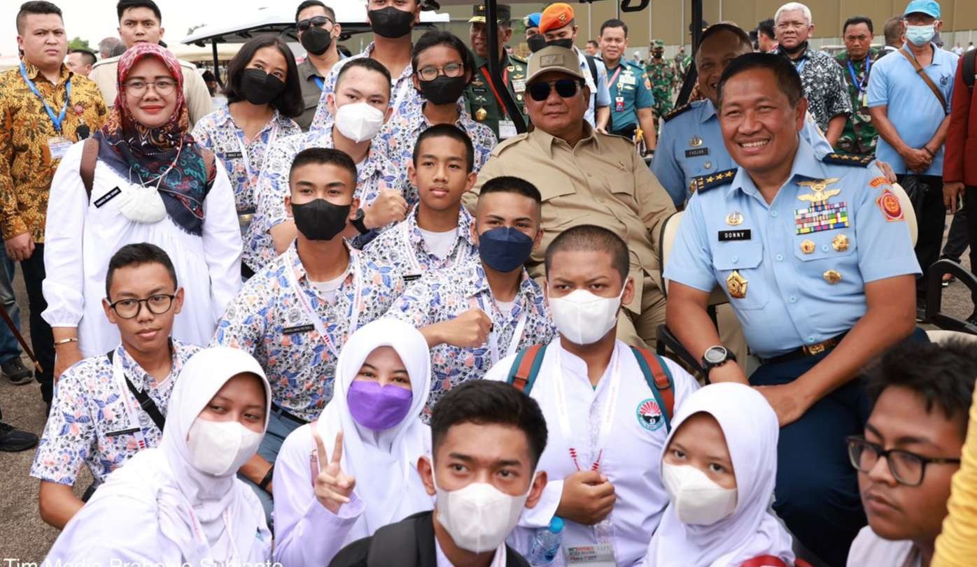 Menteri Pertahanan Prabowo Subianto bersama anak-anak di Kampus Universitas Pertahanan. (Foto: Media Kemenhan)