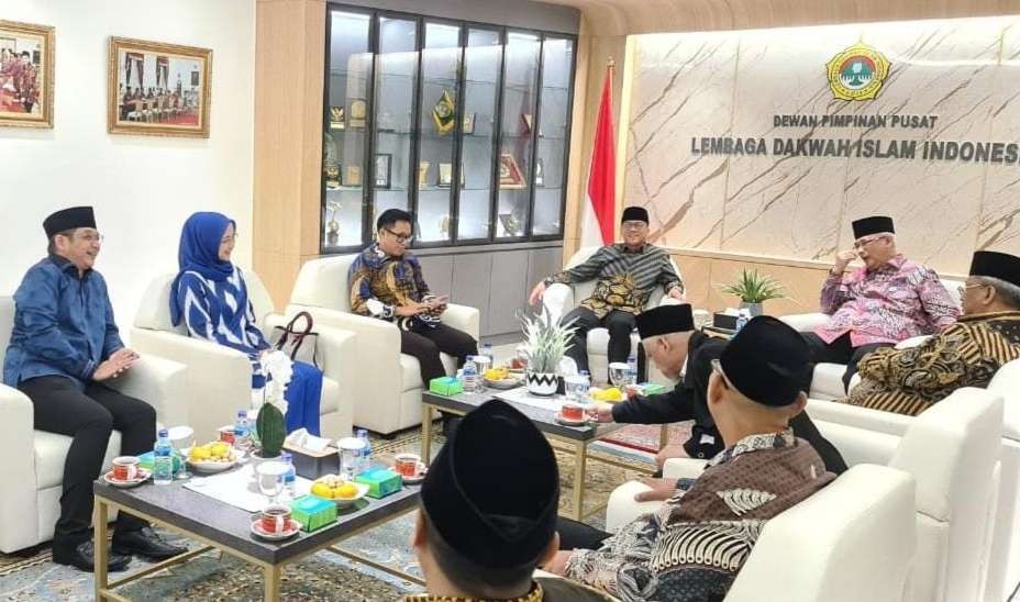 Ketua Umum DPP lDII Chriswanto, menerima kunjungan Wakil Ketua  MPR  RI Yandri Susanto bersama beberapa anggota DPR RI di kantor DPP LDII Patal Senayan Jakarta (Foto: MC LDII)