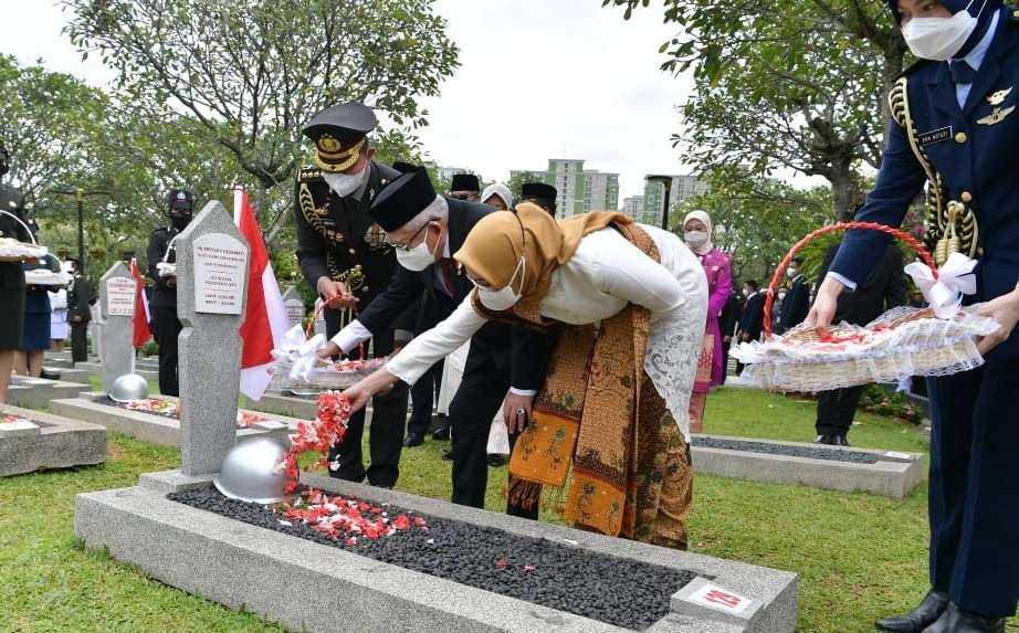 Wapres Ma'ruf Amin Bersama Ibu Wury menaburkan bunga di makam salah seorang pahlawan di TMP Kalibata (Foto: BPMI Sertwapres)