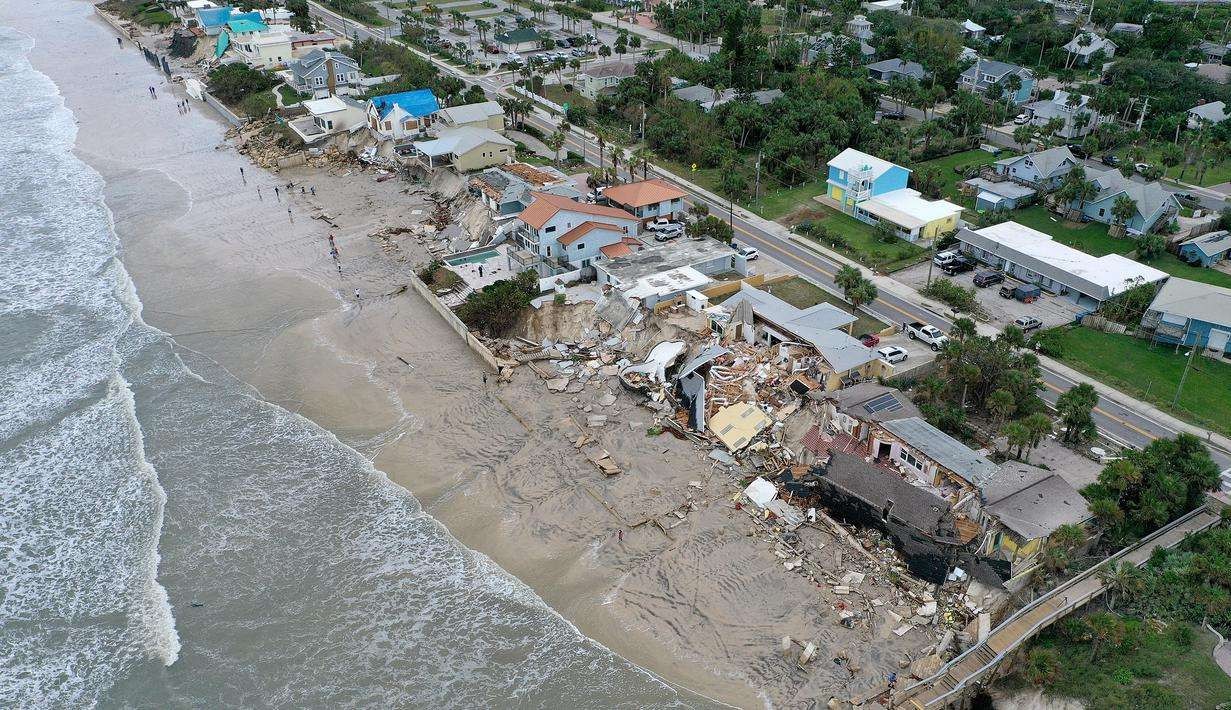 Badai Nicole memporak-porandakan rumah warga tepi pantai Florida, Amerika Serikat, Kamis 10 November 2022. (Foto: AP)