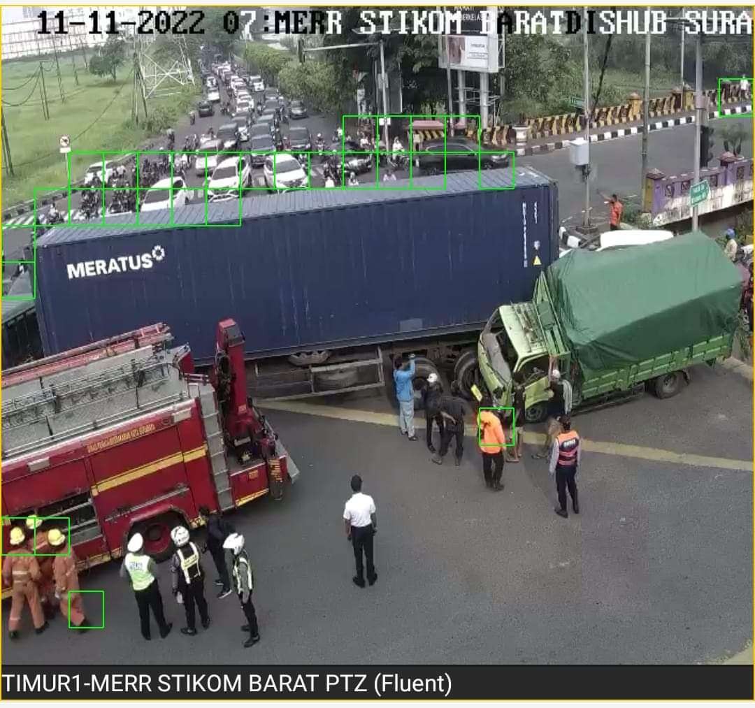 Dua truk terlibat kecelakaan di traffic light simpang Stikom, Surabaya, Jumat 11 November 2022 pagi. (Foto: Tangkapan Layar)