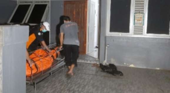 Tim forensik RS Bhayangkara mengevakuasi empat anggota keluarga yang meninggal dunia di Perumahan Citra Garden Satu Extension, Kalideres, Jakarta Barat. (Foto: Polres Metro Jakarta Barat)