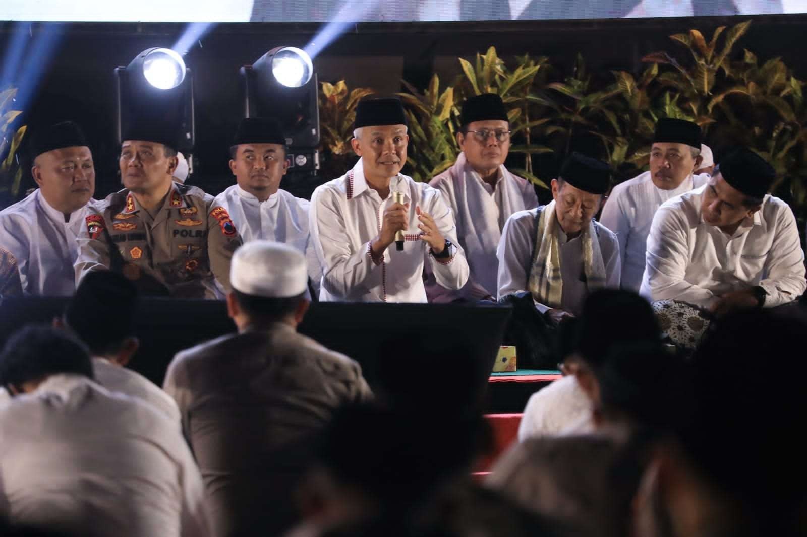 Gubernur Jawa Tengah, Ganjar Pranowo menghadiri acara Doa Bersama untuk Negeri dan Polri di halaman Mapolda Jateng, Kamis 10 November 2022 malam. (Foto: Pemprov Jateng)