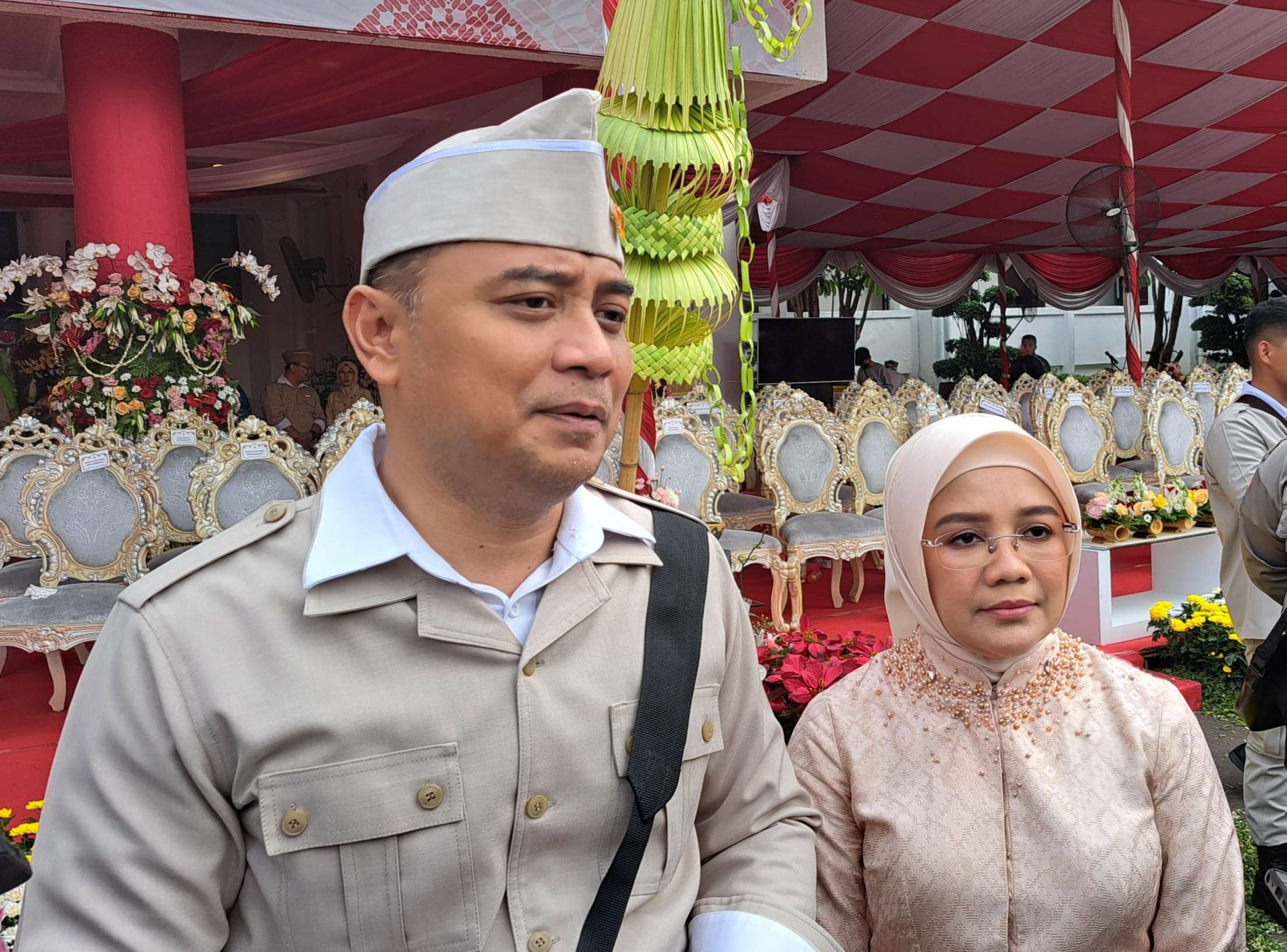Walikota Surabaya Eri Cahyadi bersama istri, Rini Eri Cahyadi saat ditemui usai upacara Hari Pahlawan 10 November 2022. (Foto: Pita Sari/Ngopibareng.id)