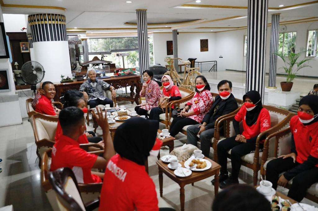Tim sepakbola putri Soina Jateng berpamitan sekaligus memohon restu kepada Gubernur Jawa Tengah Ganjar Pranowo sebelum bertolak ke Thailand. (Foto: Dokumentasi Jateng)