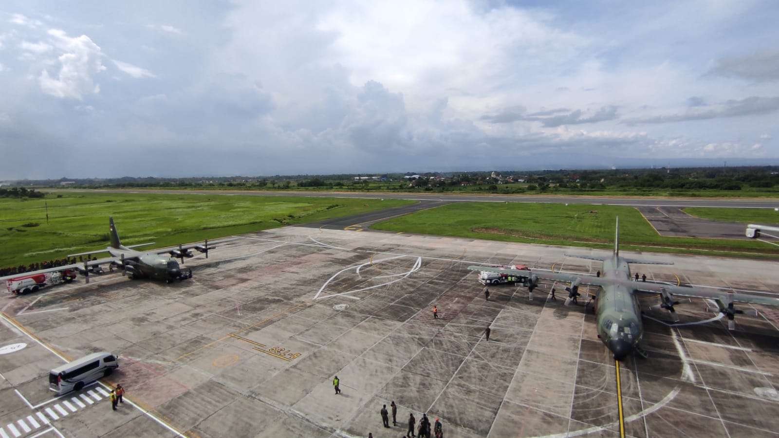Dua pesawat Hercules tampak parkir di bandara Banyuwangi Jumat siang (foto:istimewa)