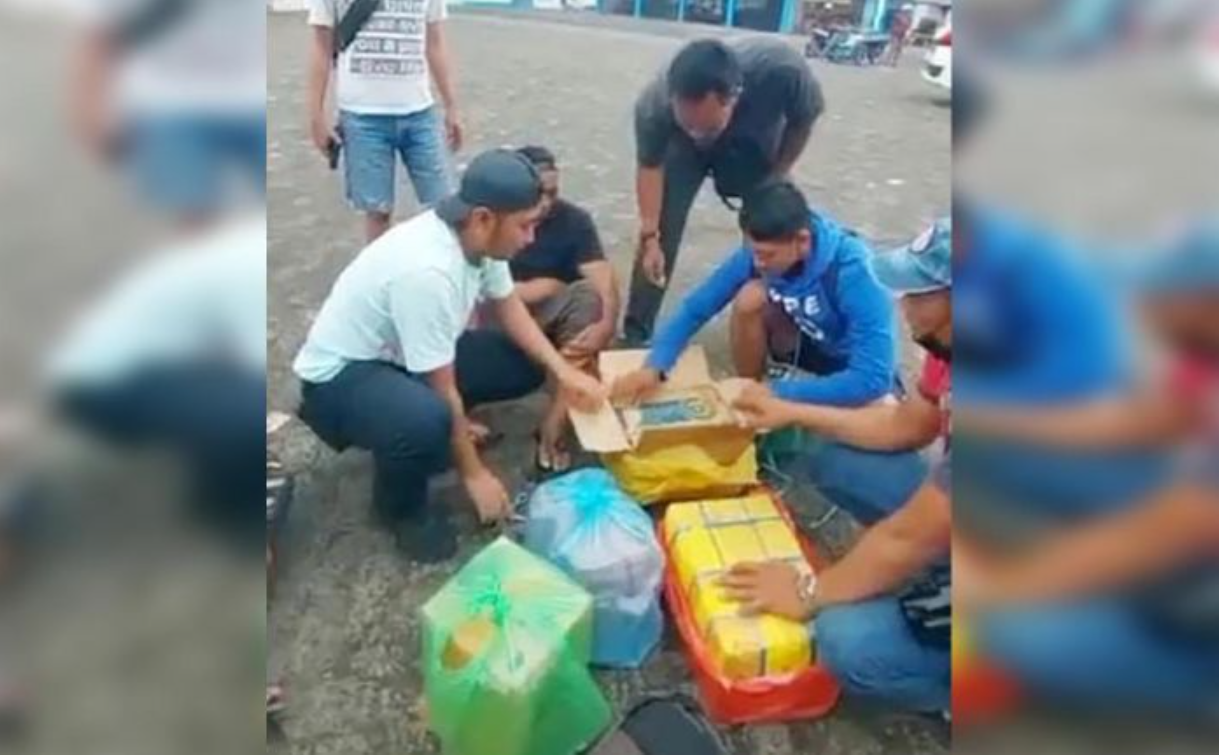 Petugas mengamankan barang bukti lima ribu detonator bom ikan di Pelabuhan Situbondo. (Foto: Tangkapan Layar)