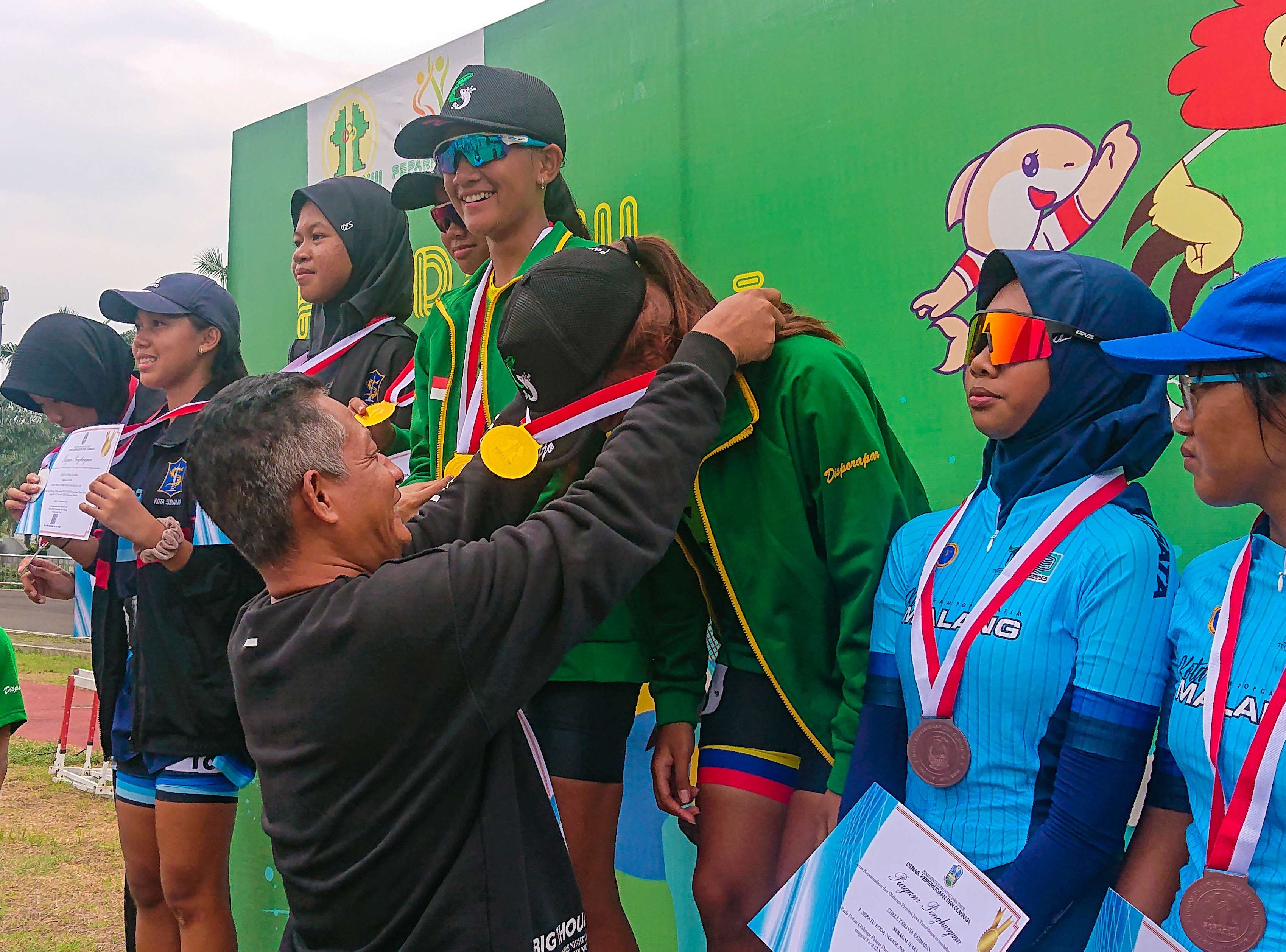 Cabor sepatu roda Kontingen Sidoarjo tim tam trial putri saat pengalungan medali emas. (Foto : Aini/Ngopibareng.id)