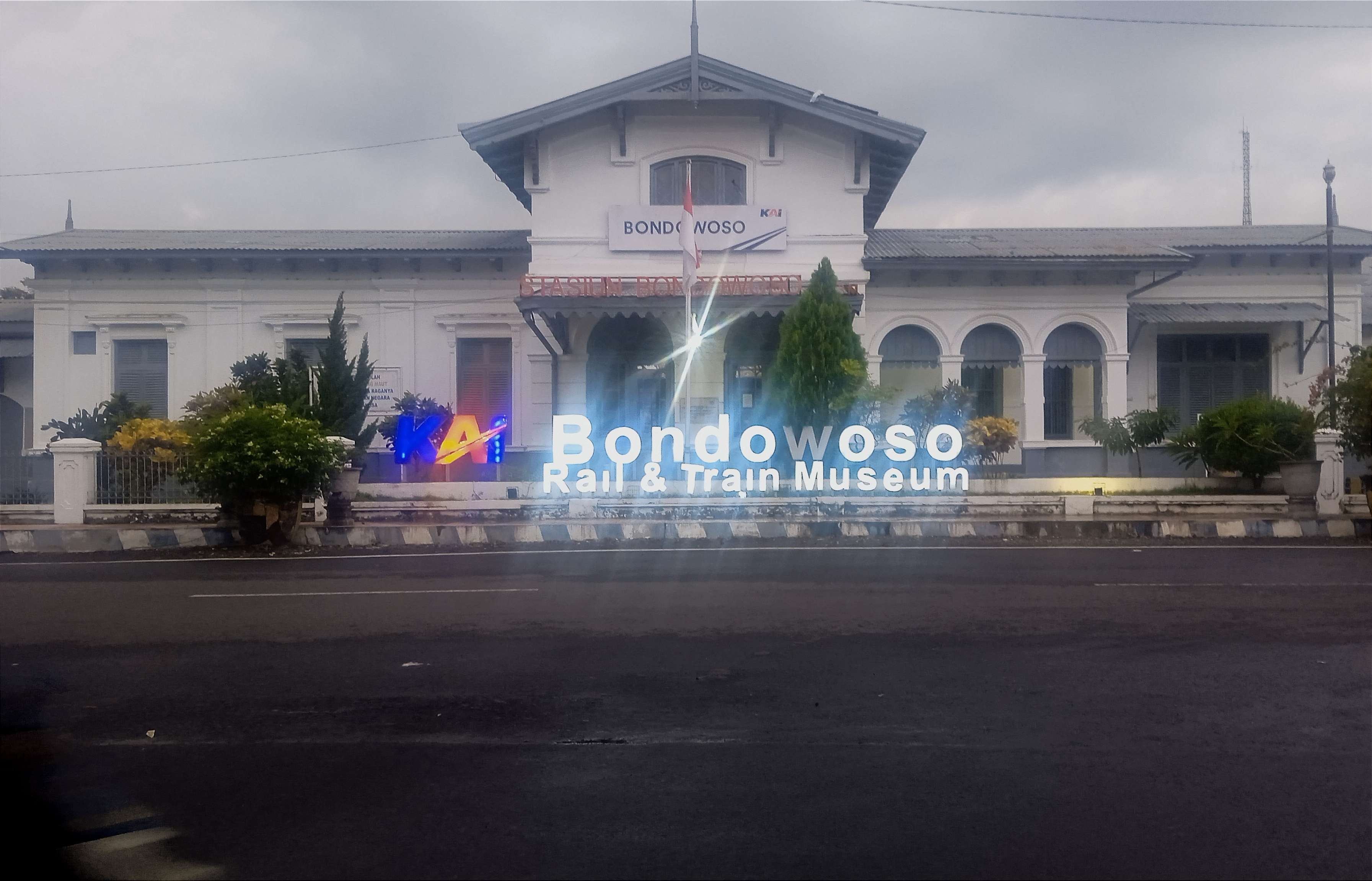 Pengunjung masuk Museum Kereta Api Bondowoso akan dikenakan biaya. (Foto: Guido Saphan/Ngopibareng.id)
