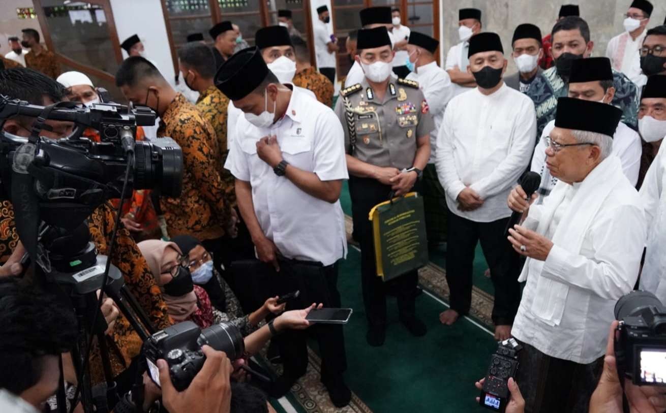 Wapres KH Ma'ruf Amin menjelaskan manfaat program bantuan BAZNAS Microfinance Masjid kepada wartawan di Masjid At Taqwa  Pindok Cabe Tangerang Selatan. (Foto: BPMI Setwapres)