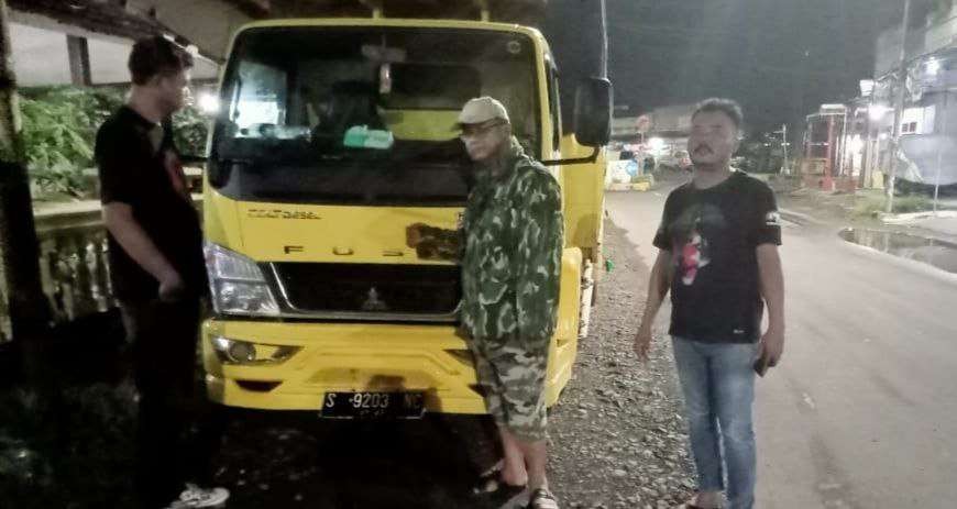 Polisi saat memberhentikan truk fuso mengakut 8 ton pupuk bersubsidi hendak dikirim ke Madura. (Foto: Dokumentasi Polsek Mayang)