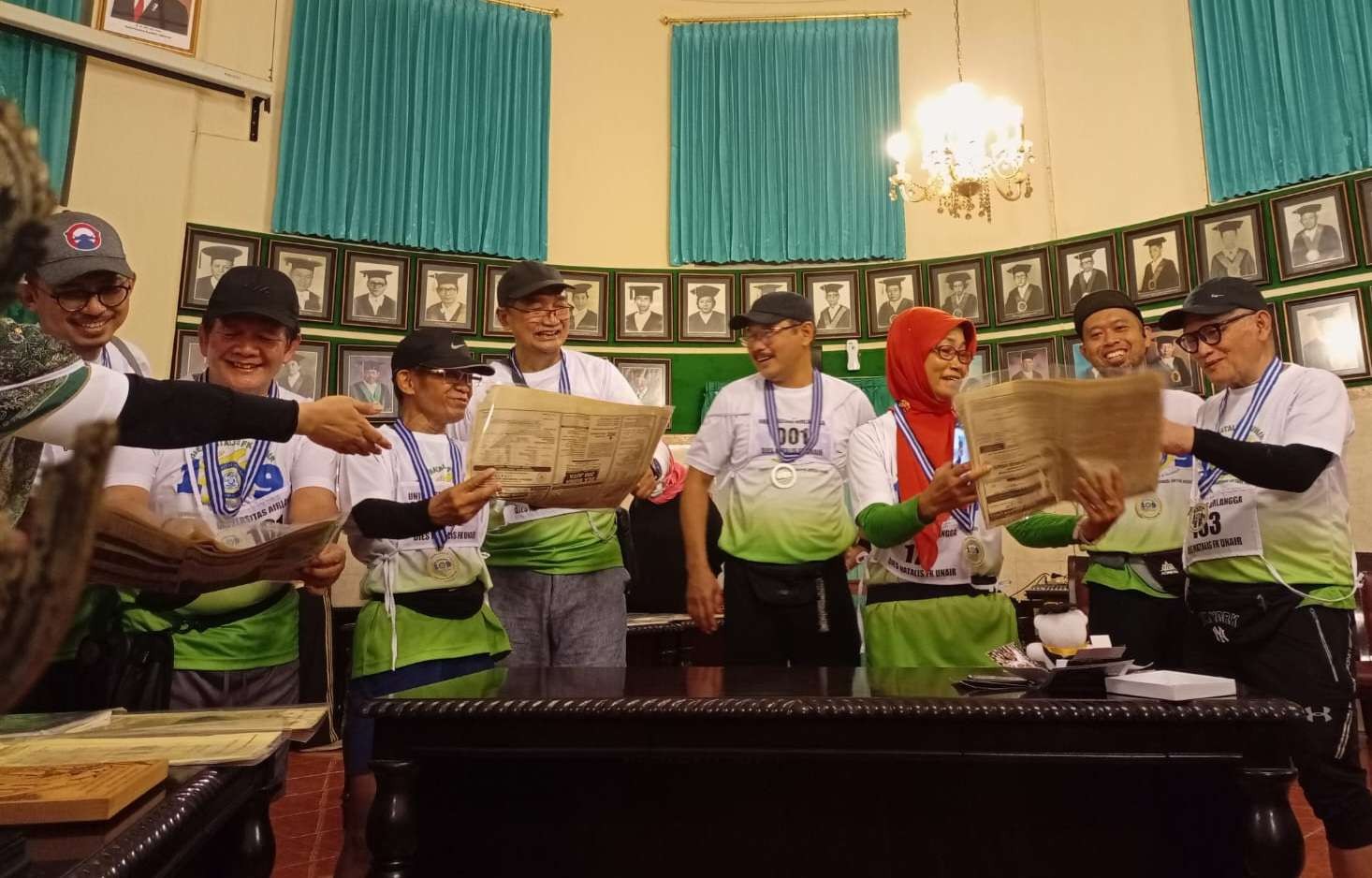 Prof Budi Santoso, Dekan FK Unair bersama para alumni saat melihat-lihat barang memorable bagi mereka. (Foto: Pita Sari/Ngopibareng.id)