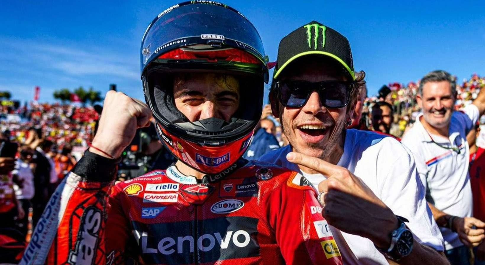 Valentino Rossi (kanan) bersama Francesco Bagnaia dalam perayaan juara dunia MotoGP 2022