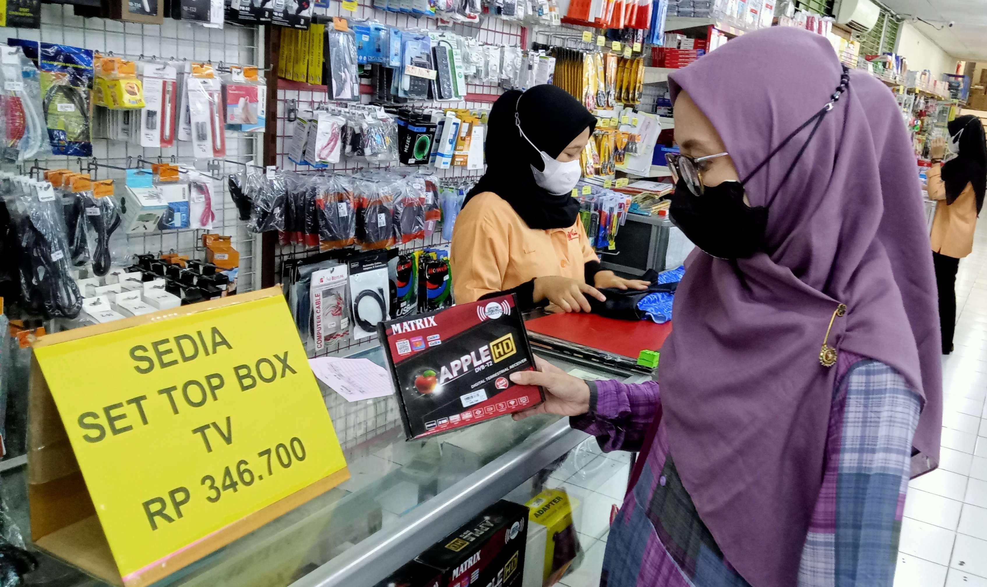 Seorang ibu-ibu mengaku kecewa dengan harga set top box mendadak naik ketika banyak warga yang membutuhkan. (Foto: Asmanu Sudarso/Ngopibareng.id)