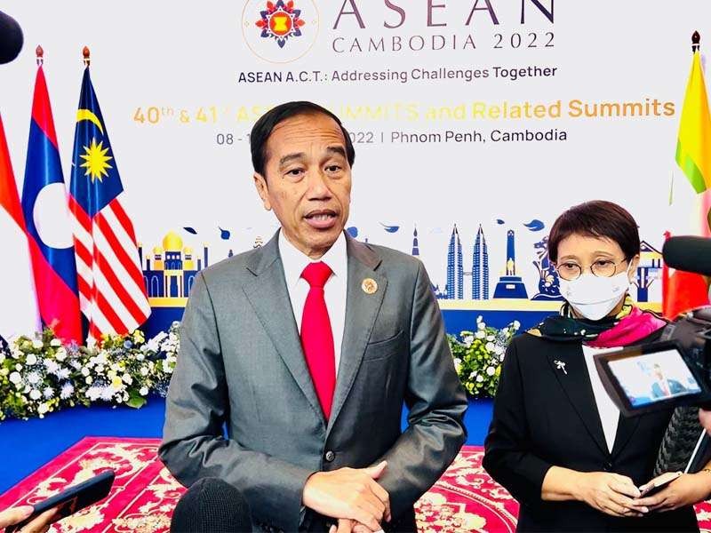 Presiden Jokowi menghadiri KTT ASEAN di Phnom Penh, Kamboja, didampingi Menteri Luar Negeri, Retno Marsudi. (Foto: Setpres)