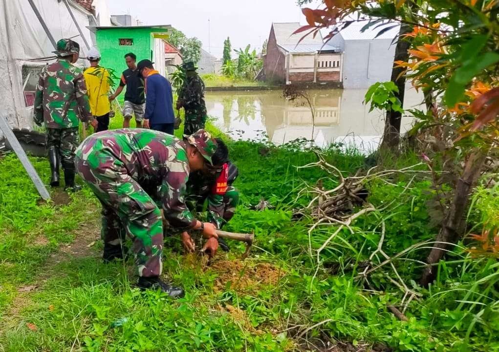 Tanam Pohon, TNI Bojonegoro hijaukan lingkungan (dok: Kodim Bojonegoro)
