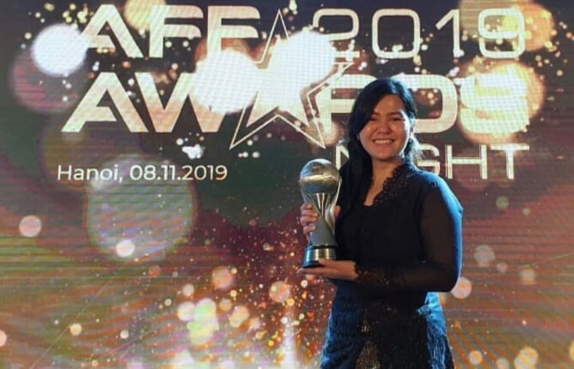 Mantan Sekjen PSSI, Ratu Tisha saat mewakili PSSI menerima penghargaan AFF Award pada 2019 lalu. (Foto: Instagram/@ratu.tisha)