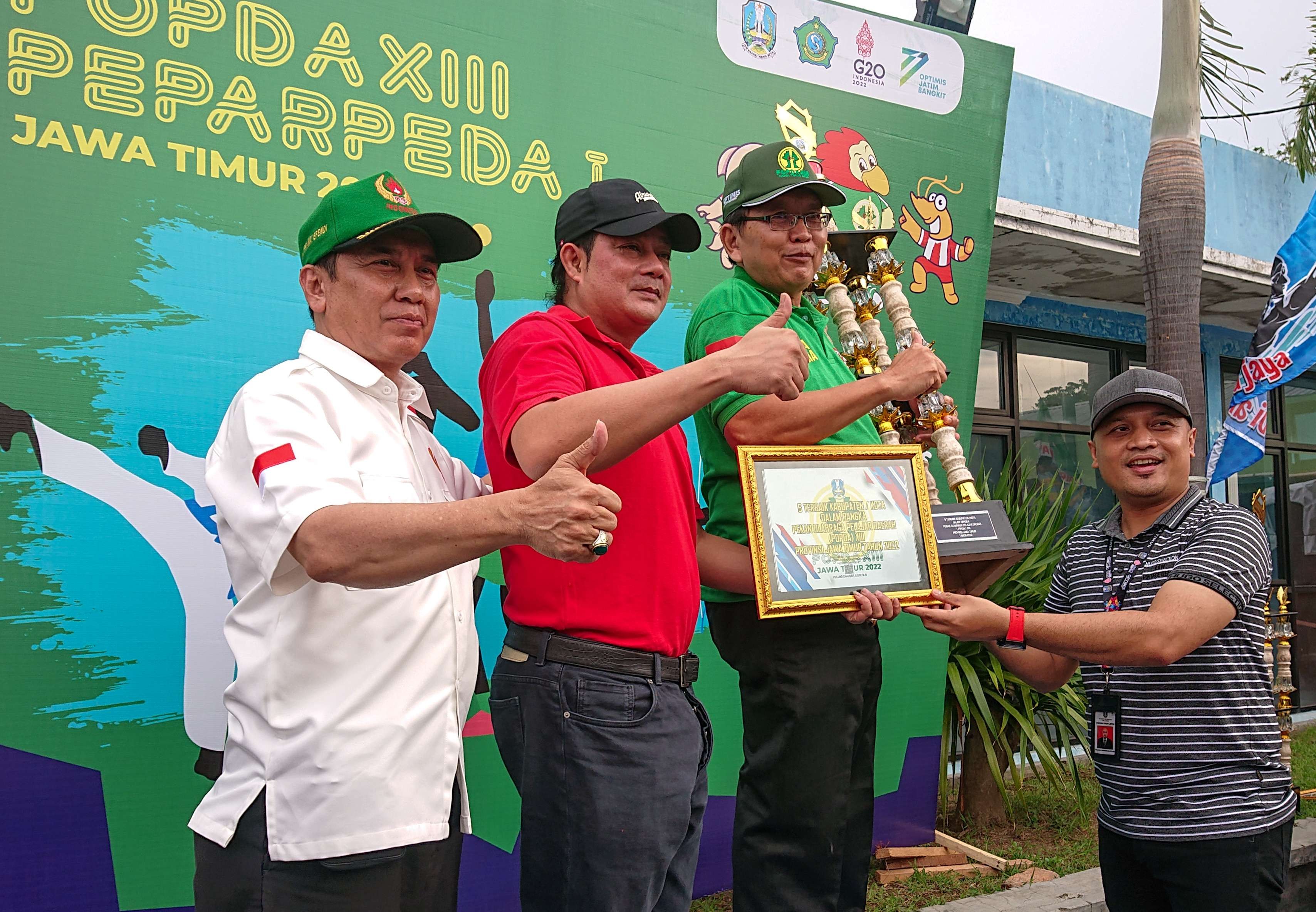 Kadispora Jatim serahkan piala kepada Kadispora Sidoarjo. (Foto : Aini/Ngopibareng.id)