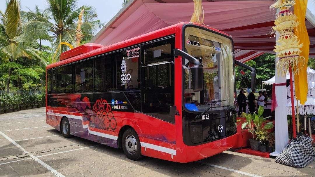 Bus Listrik Merah Putih  karya anak bangsa, idiluncurkan oleh Kemendikbudristek untuk mendukung KTT 20 di Bali (Foto: Diksi )