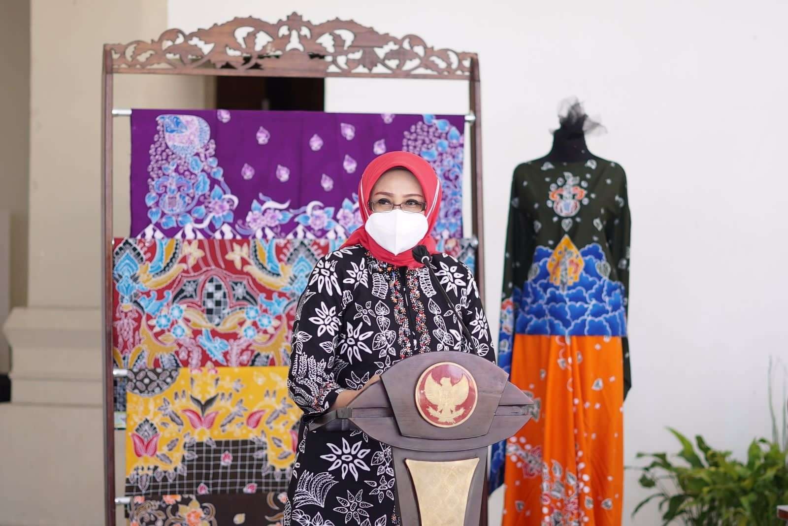 Fatma Syaifullah Yusuf saat membuka pelatih batik. (Foto: dok Humas Pemkot Pasuruan)