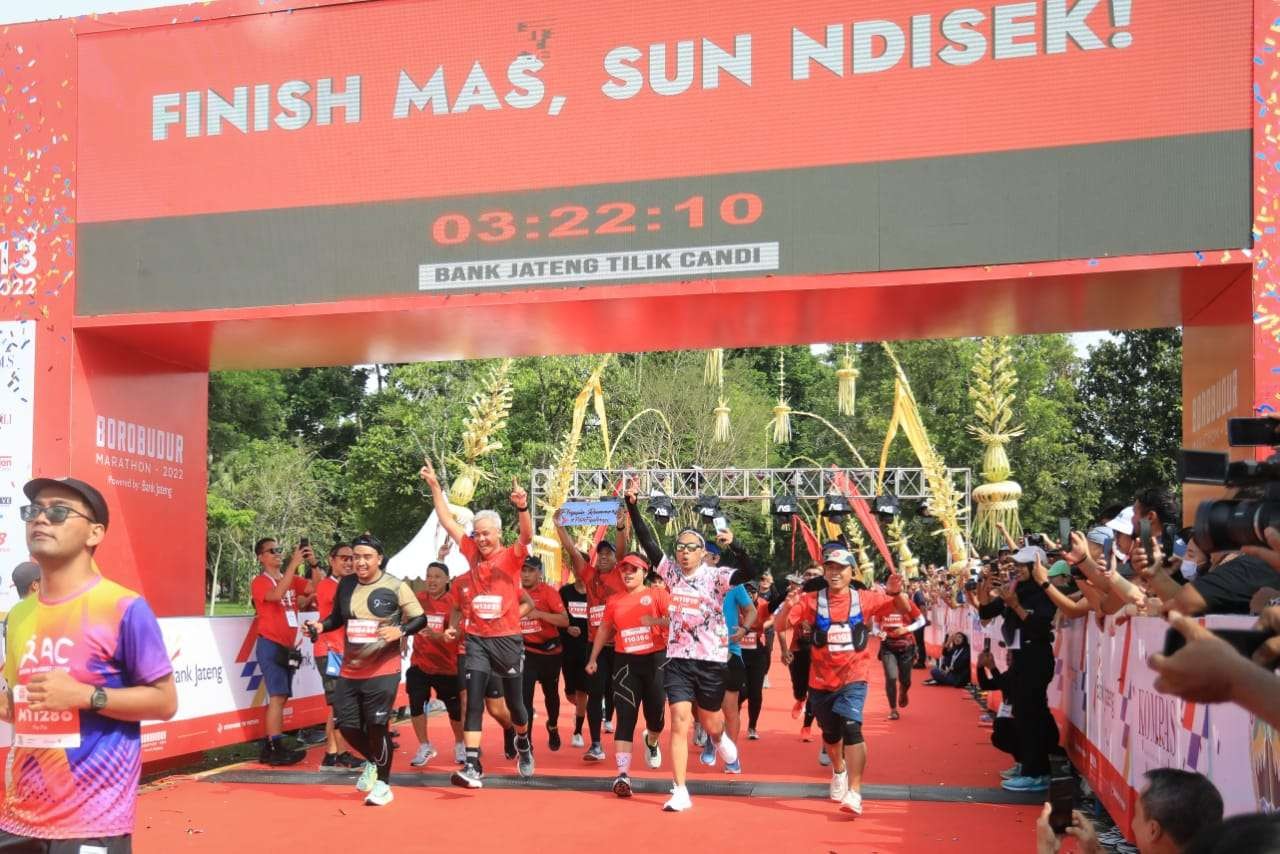 Gubernur Jawa Tengah, Ganjar Pranowo berhasil virgin half marathon di ajang Borobudur Marathon kategori Tilik Candi, Minggu 13 November 2022. (Foto: Pemprov Jateng)