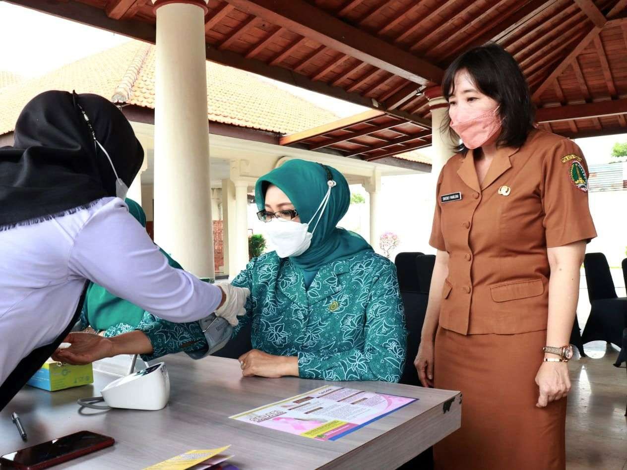 Ketua Tim Penggerak PKK Kota Pasuruan, Fatma Syaifullah Yusuf, gelar pemeriksaan kanker serviks dan payudara gratis. (Foto: dok. Humas Pemkot Pasuruan)
