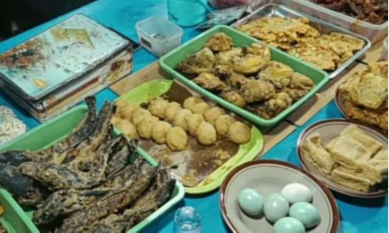 Beragam lauk menggoda selera tersedia di Warung Nasi Bu Banjir Bondowoso, kuliner malam khas Bondowoso. (Foto: Guido Saphan/Ngopibareng.id)