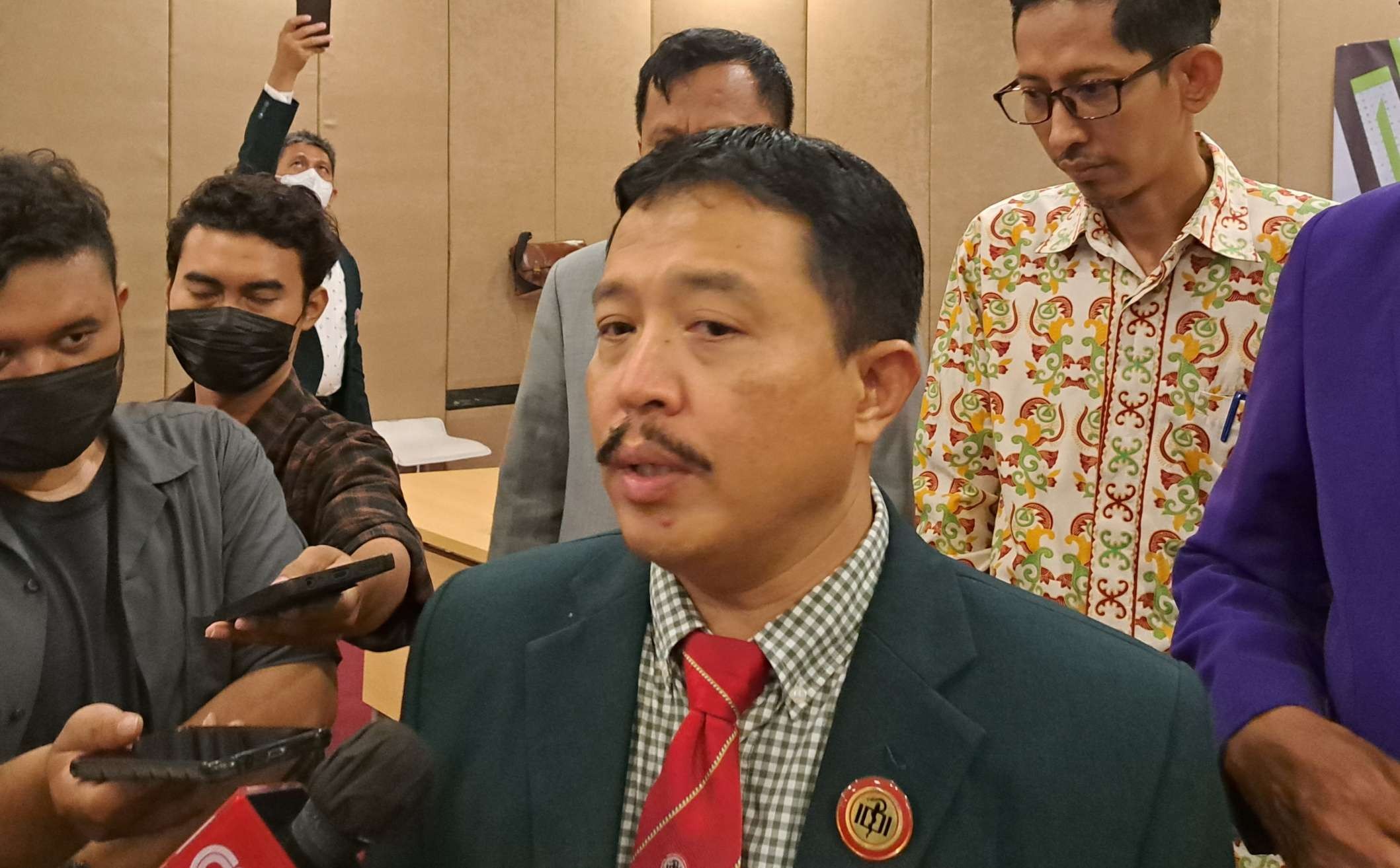 Ketua IDI Jatim Dokter Sutrisno saat pers conference dengan media mengenai sikap penolakan Omnibus Law Kesehatan. (Foto: Pita Sari/Ngopibareng.id)