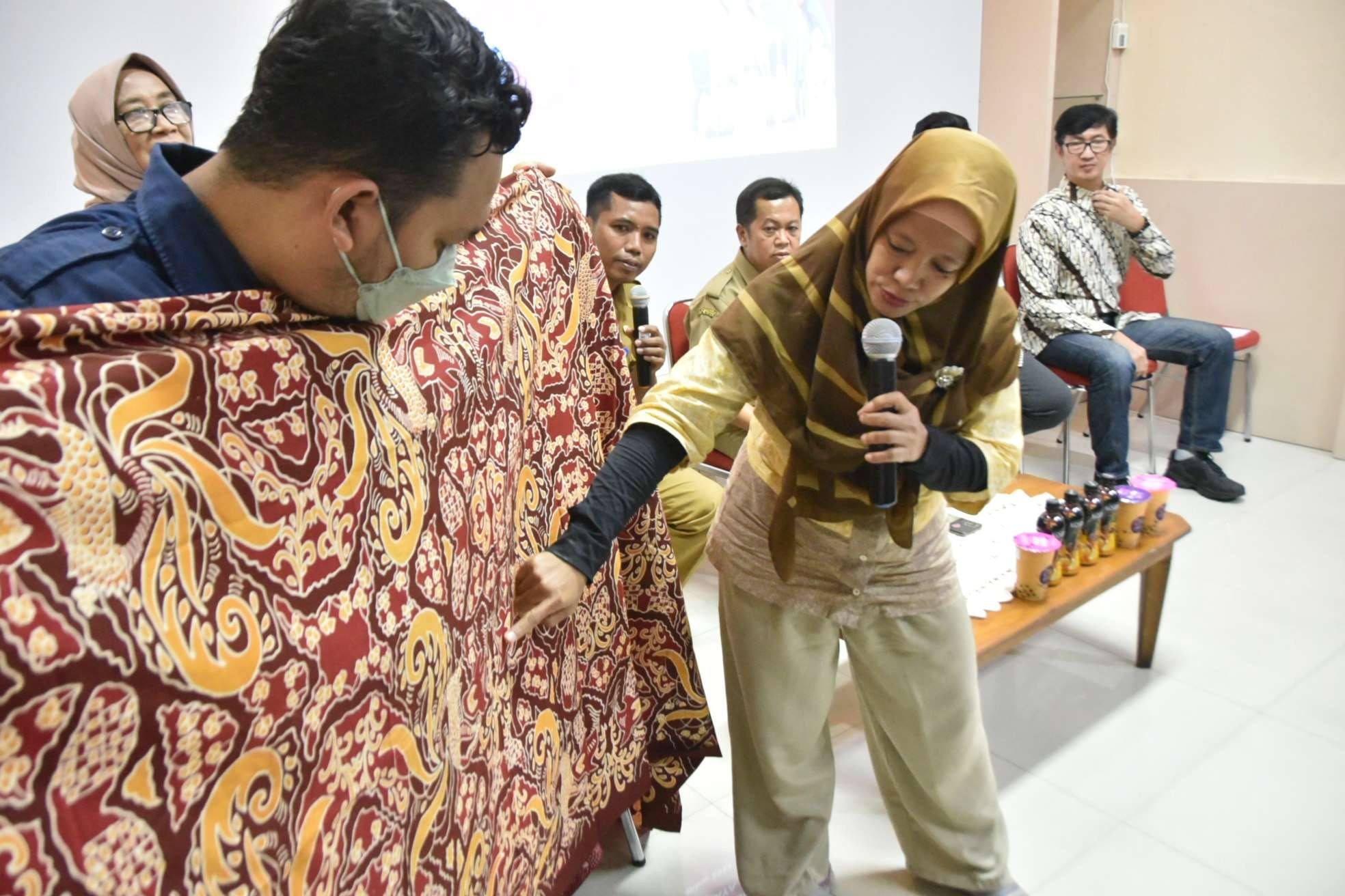 Motif batik kintir-kintiran yang dibuat oleh Nuraini Farida dan sudah memiliki hak paten. (Foto: Humas Pemkot Surabaya)