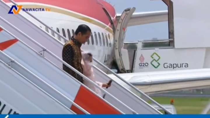 Detik-detik saat Ibu Negara Irina terpeleset di tangga pesawat ( Foto: tangkapan video Setpres)