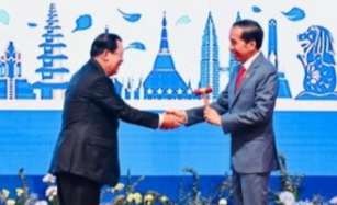 Presiden Joko Widodo menerima palu pimpinan ASEAN dari PM Kamboja Hun Sen,  pada penutupan KTT ASEAN (Foto: Setpres)