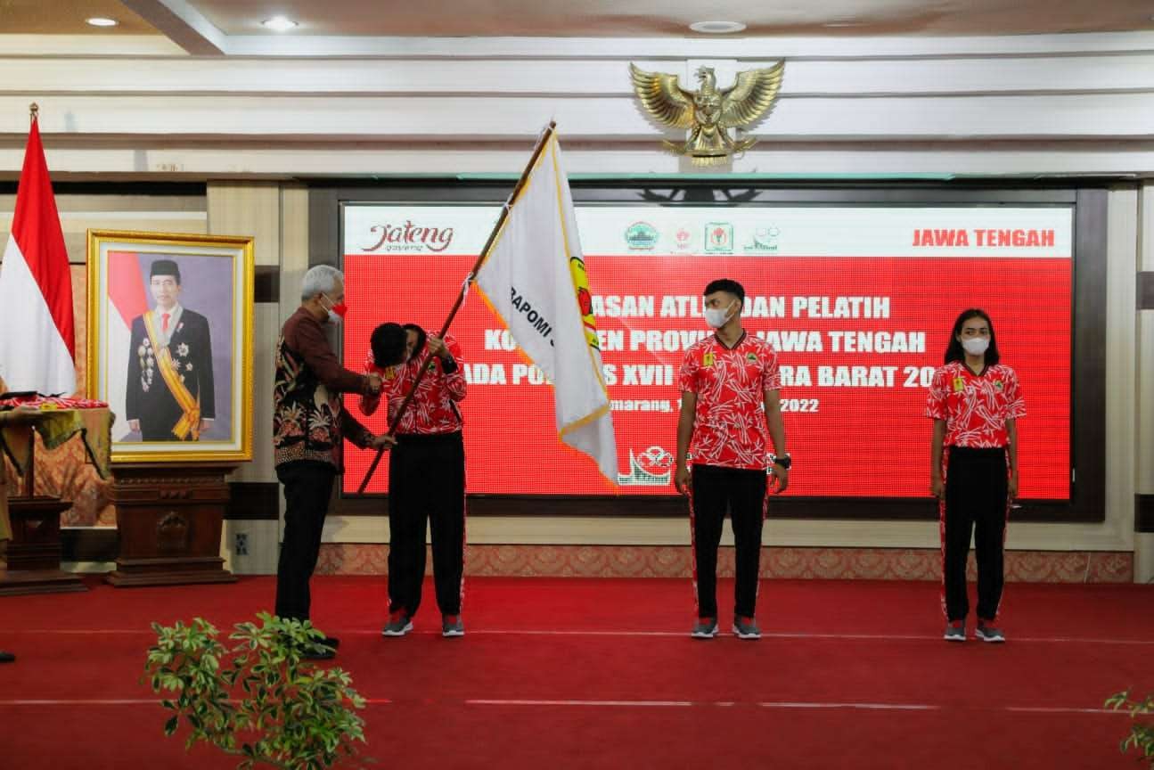 Gubernur Jawa Tengah Ganjar Pranowo melepas kontingen POMNAS Jateng, Senin 14 November 2022. (Foto: dok. Humas Pemprov Jateng).