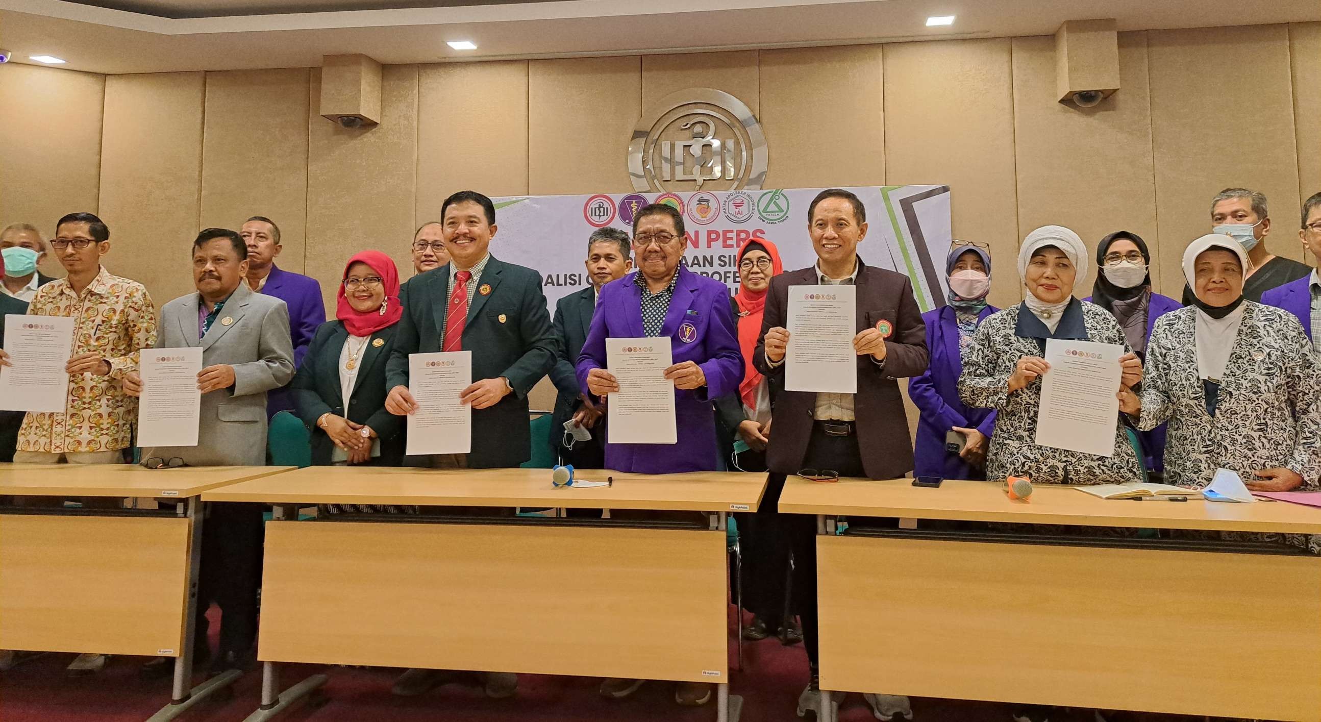 Koalisi organisasi profesi kesehatan di Jawa Timur yang menolak RUU Omnibus Law Kesehatan. (Foto: Pita Sari/Ngopibareng.id)