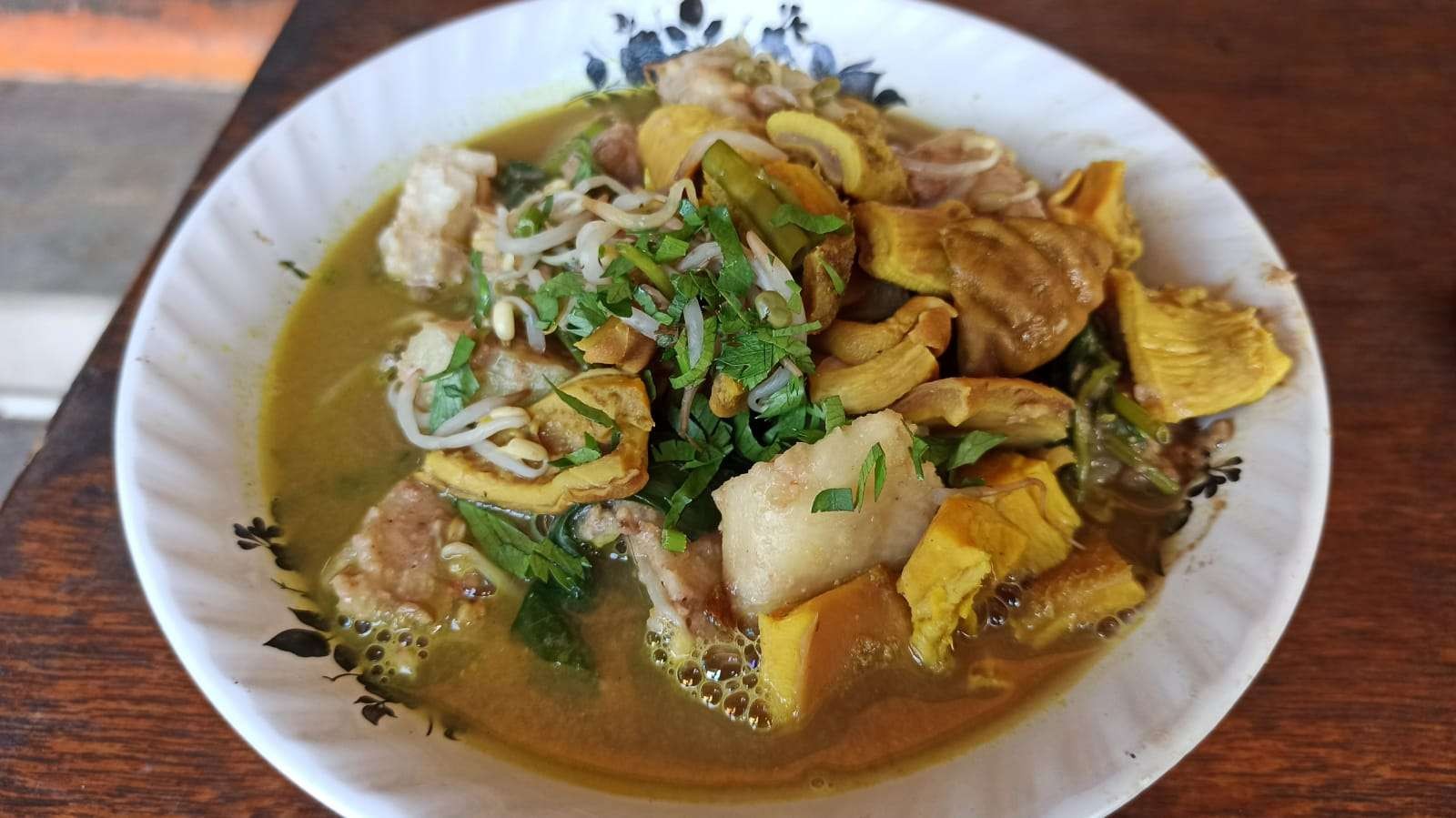 Rujak Soto Banyuwangi, perpaduan dua kuliner rujak sayur dan sore (foto:Muh Hujaini/Ngopibareng.id)