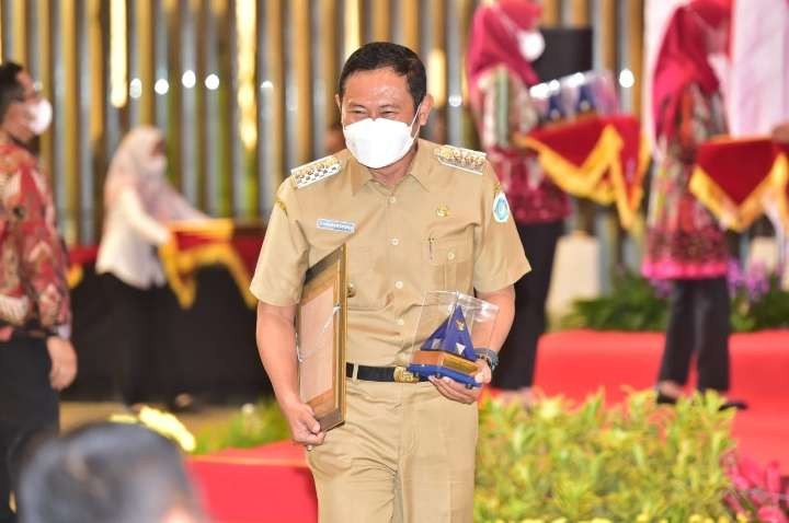 Keterangan Foto : Gubernur Jawa Timur, Khofifah Indar Parawansa menyerahkan penghargaan WTP kepada Bupati Lamongan  Yuhronur Efendi (Foto: Istimewa)