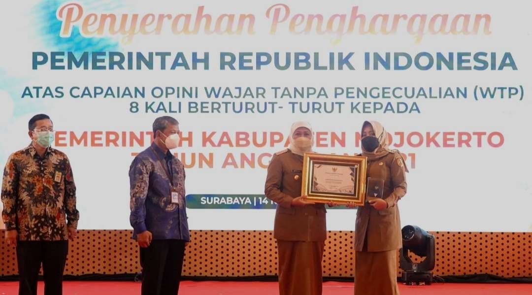Bupati Mojokerto menerima penghargaan WTP.(Foto : Dokumentasi Kominfo)