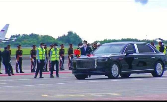 Presiden China, Xi Jinping, tiba di Pulau Bali dengan menggunakan pesawat kepresidenan Air China, Xi Jinping juga membawa mobil kepresidenan anti bom serta dilengkapi berbagai fasilitas untuk keselamatan sang presiden. (Foto: Istimewa)
