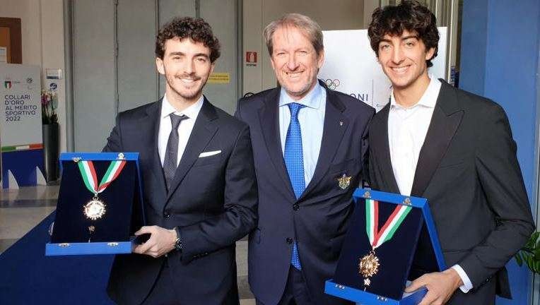 Juara Dunia MotoGP, Francesco Bagnaia (kiri) dan Juara Dunia EnduroGP, Andrea Verona, dianugerahi Golden Collar dari pemerintah Italia. (Foto: Sportal.eu)