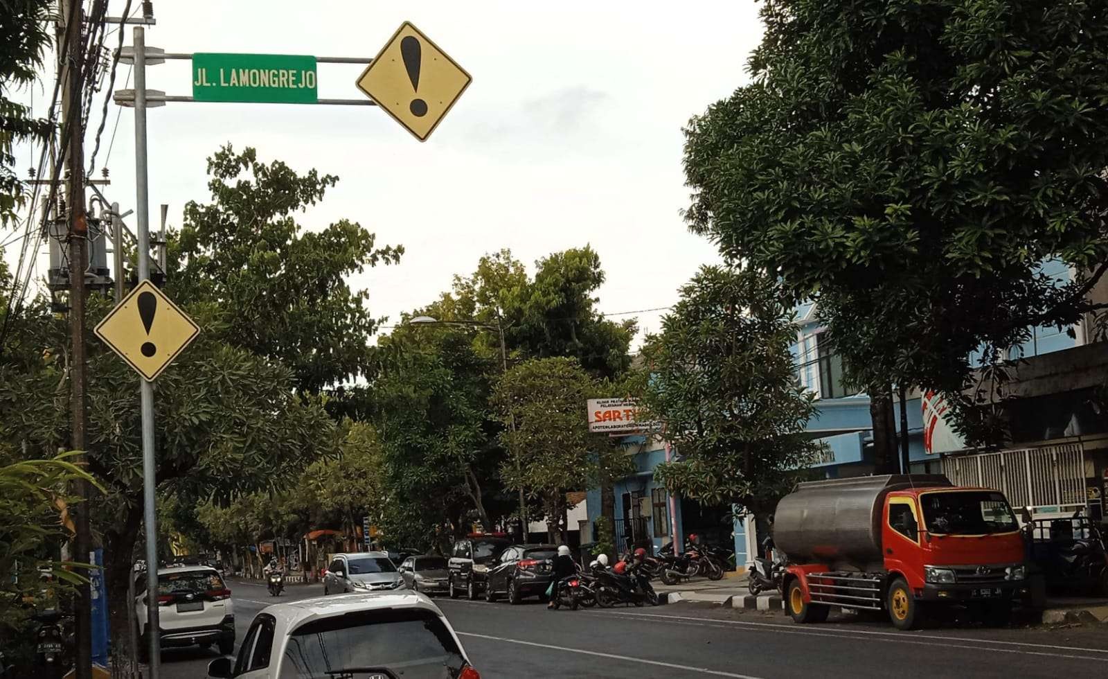 Jalan Lamongrejo merupakan jalan protokol dalam Kota Lamongan yang selalu ramai. (Foto: Imron Rosidi/ngopibareng.id)