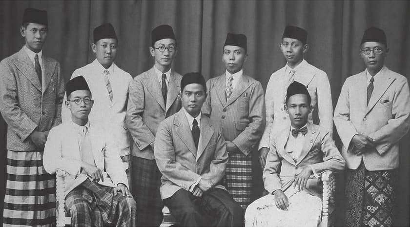 Para pimpinan Muhammadiyah dalam sejarah masa lalu. Tampak, tengah duduk KH Mas Mansur. (Foto: sejarah islam)