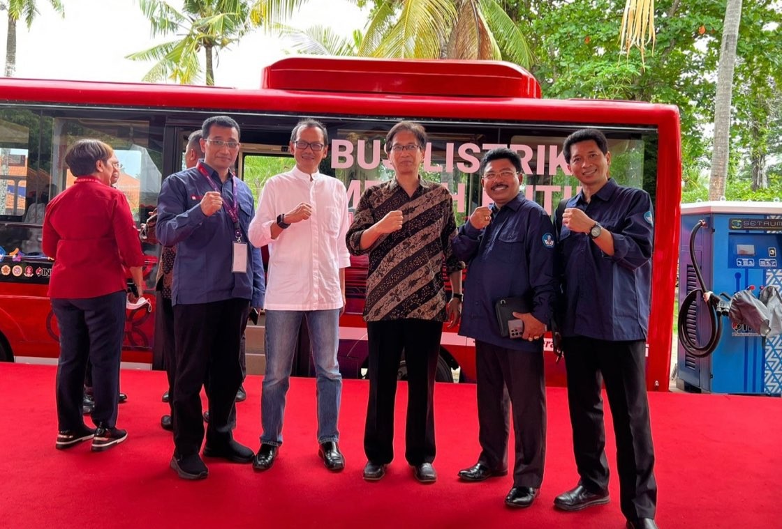 Rektor ITS, Prof Dr Ir Mochamad Ashari MEng (tengah), turut menghadiri peluncuran Bus Listrik Merah Putih. (Foto: Dokumentasi Humas ITS)